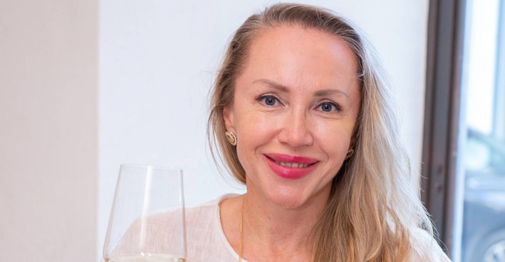 Ekaterina Mucha lächelt/ Ekaterina Mucha will mit einem roten Kleid am Opernball glänzen.