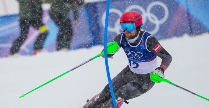Fabio Gstrein beim Olympia Slalom Herren 2026 in Bormio auf dem Weg zu Platz 3 nach dem 1. Durchgang