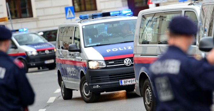 Polizisten an einem Tatort.