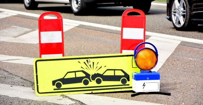 Warnschild an einer Unfallstelle