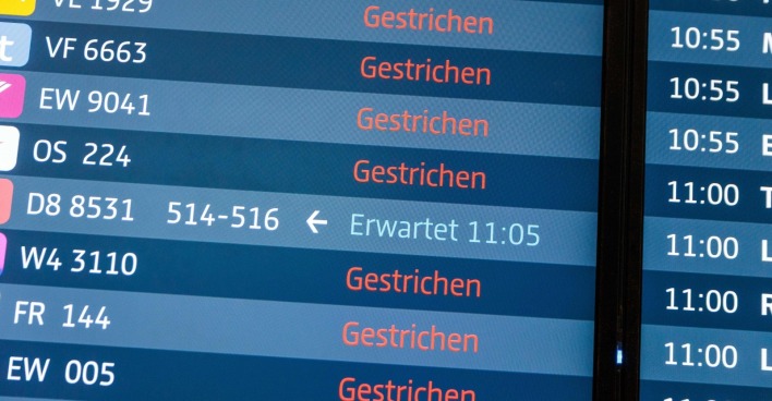 Blitzeis legt den Flughafen Berlin BER lahm.