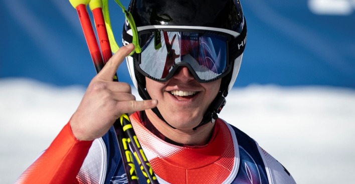 Der Schweizer Skirennfahrer Franjo von Allmen bejubelt sein Gold in der Abfahrt der Herren bei den Olympischen Winterspielen 2026 auf der Stelvio