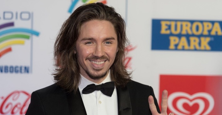 Gil Ofarim hat das Dschungelcamp gewonnen/ Gil Ofarim lächelt