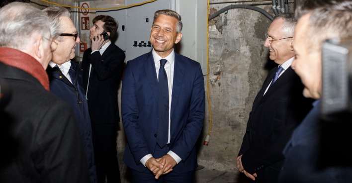 Minister Wolfgang Hattmannsdorfer mit Vertretern der Baubranche