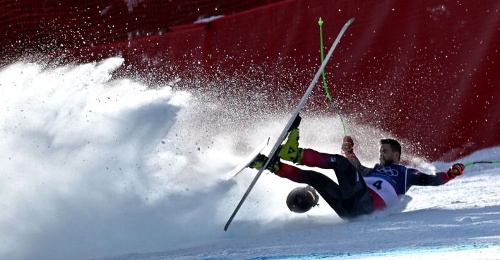 Ein Skirennläufer stürzt bei einem Abfahrtstraining auf der Stelvio-Piste, Schnee spritzt auf, ein Ski löst sich, im Hintergrund ein rotes Sicherheitsnetz – Hemetsberger stürzt schwer, nun gibt es ein Update zu seinen Verletzungen.