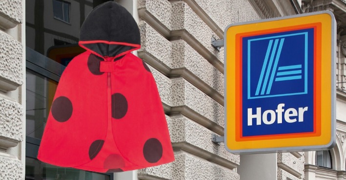 Marienkäfer-Kinderkostüm von HOFER vor Filiale, Rückruf wegen möglicher Erstickungsgefahr.