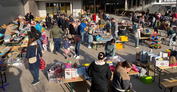 Spielzeugflohmarkt am Parkplatz des GEZ west in Gleisdorf