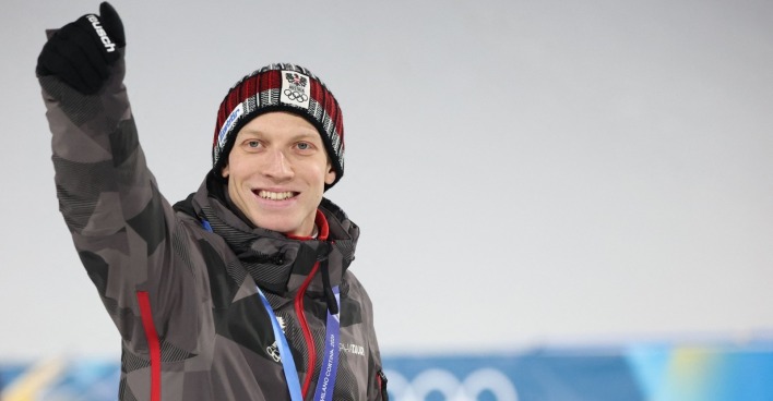 Jan Hörl holt Gold für Österreich im im Super-Team-Bewerb der Olympischen Winterspiele 2026.