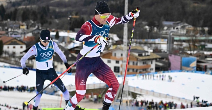 Johannes Lamparter beim 10-Kilometer-Langlauf der Nordischen Kombination bei Olympia 2026 in Val di Fiemme, auf dem Weg zu seiner zweiten Silbermedaille.