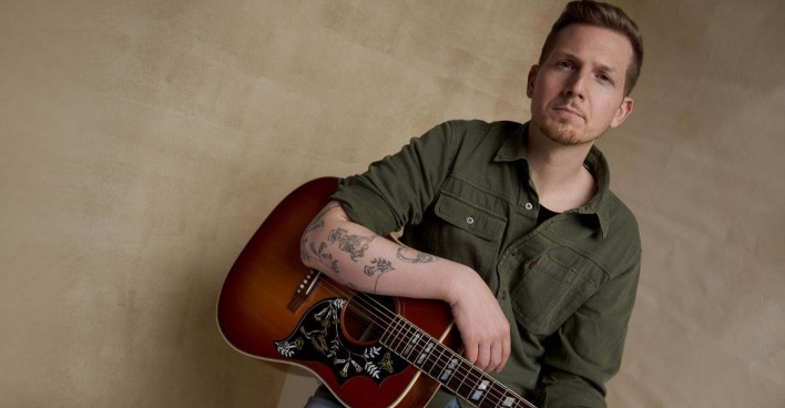 K.WIENA mit einer akustischen Gitarre