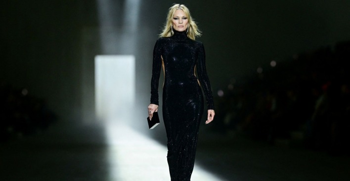 Kate Moss läuft in einem schwarzen Glitzerkleid über den Gucci-Laufsteg in Mailand und zeigt beim Umdrehen den Logo-G-String