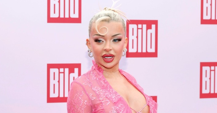 Katja Krasavice in rosa Kleid/ Katja Krasavice rechnet mit ihrem Ex-Freund und Manager ab