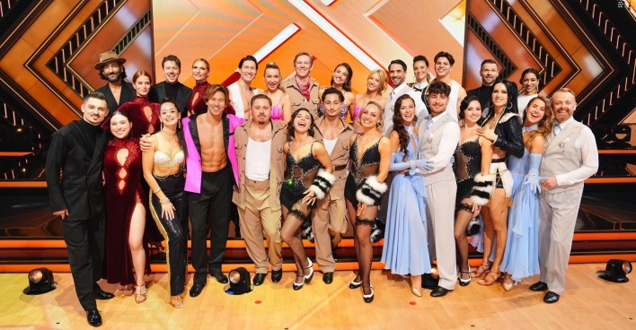 Die Let's Dance Teilnehmer 2026 posieren im Studio während der Kennenlernshow bei RTL