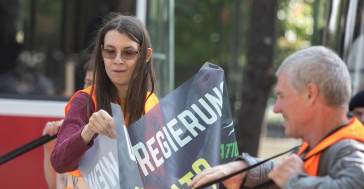 Klimaaktivistin Martha Krumpeck während eines Protests der Letzten Generation