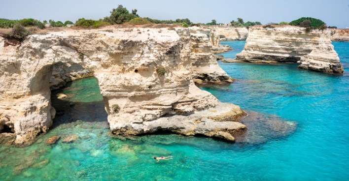 Kalksteinbogen an der Küste von Sant’Andrea in Apulien über türkisblauem Meer, Symbol der Region Salento und beliebtes Ausflugsziel – der Liebesbogen, Italien, ist eingestürzt