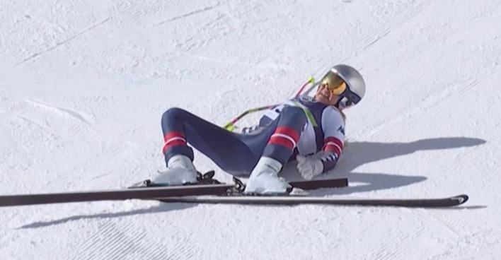 Lindsey Vonn nach schwerem Sturz bei der Olympia-Abfahrt in Cortina d’Ampezzo auf der Skipiste liegend, Diagnose Beinbruch links, später operiert und auf Intensivstation.