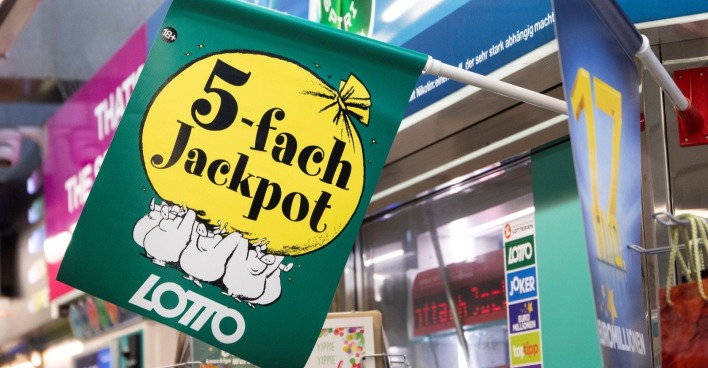 Lottoschild mit der Aufschrift „5-fach Jackpot“ in einer österreichischen Trafik; erinnert an den geknackten Fünffachjackpot beim Lotto 6 aus 45.