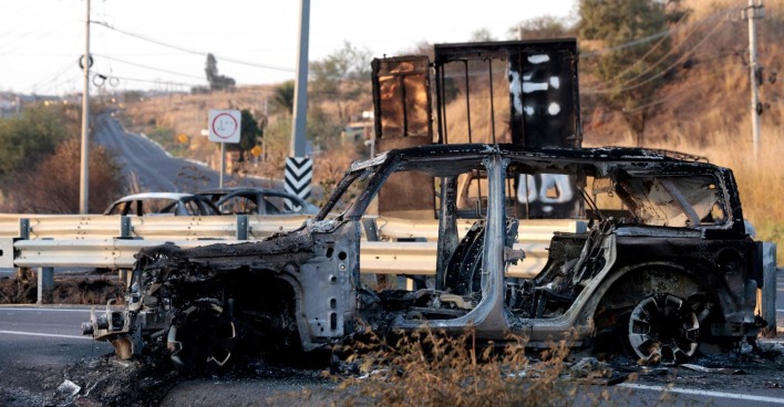 Ausgebrannte Autos auf einer Landstraße im mexikanischen Bundesstaat Jalisco nach gewaltsamen Ausschreitungen nach dem Tod von El Mencho.