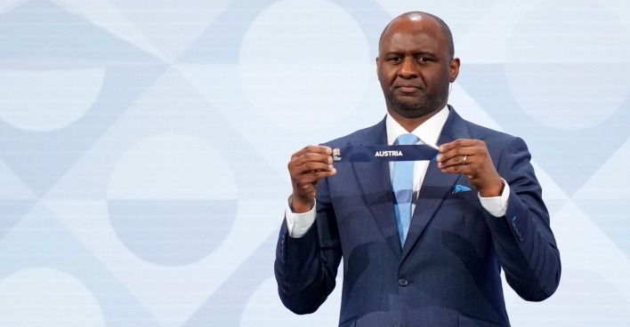 Nations League Auslosung: Patrick Viera mit dem Los für Österreich.