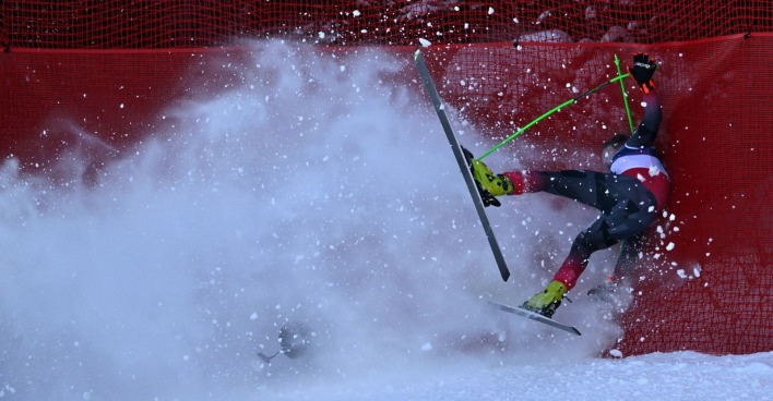 ÖSV-Star Daniel Hemetsberger stürzt beim Abfahrtstraining der Herren auf der Olympia-Strecke Stelvio in Bormio schwer und prallt in die Sicherheitsnetze.