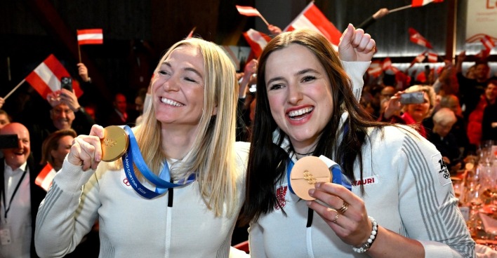 Die Goldmedaillengewinner in der Frauen-Teamkombination, Ariane Rädler (l.) und Katharina Huber