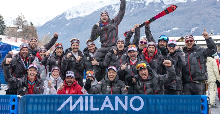 Teamtoto Ski Austra mit Silbermedaillengewinner Fabio Gstrein (AUT), Marco SCHWARZ (AUT), Michael MATT (AUT), Manuel FELLER (AUT) am Montag, 16. Februar 2026, während der Medaillenzeremonie für den Slalom der Männer im Rahmen der Olympischen Winterspiele in Bormio.