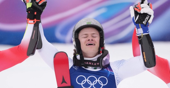 Lucas Pinheiro Braathen reißt jubelnd die Arme hoch nach seinem Sieg im olympischen Riesentorlauf 2026 in Bormio.