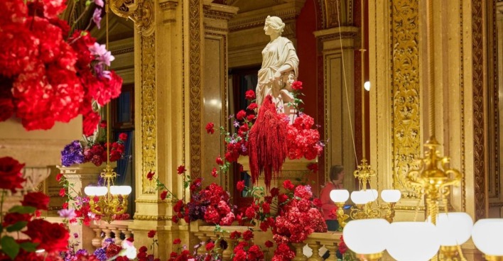Blumendekoration mit roten Rosen beim Wiener Opernball in der Staatsoper Wien/ So teuer sind die Blumen beim Opernball