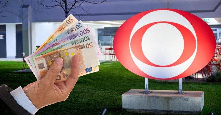 Hand die Geldscheine zeigt, neben dem ORF-Logo am Küniglberg, um Gebühren zu symbolisieren