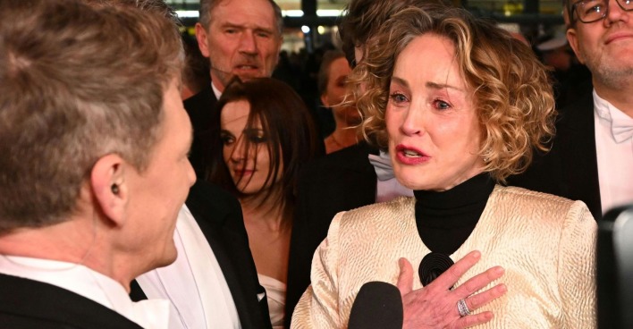 Sharon Stone kämpft im ORF-Interview beim Wiener Opernball mit den Tränen. Nach emotionalen Momenten entstehen Gerüchte über eine Panikattacke, bevor sie später entspannt in ihre Loge zurückkehrt.
