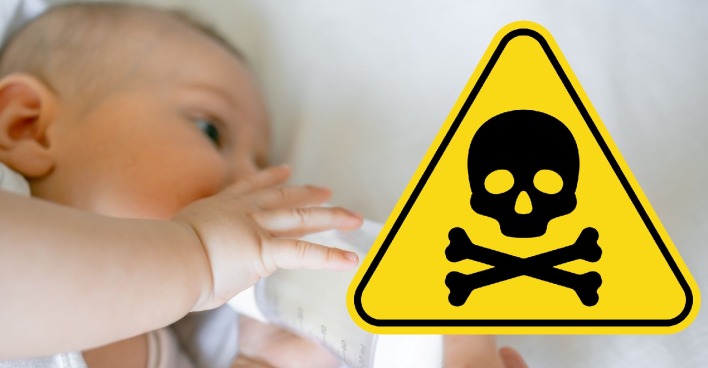 Ein Baby trinkt aus einer Flasche, daneben ein gelbes Warnsymbol mit Totenkopf – Hinweis auf den Rückruf von Babynahrung wegen eines gefährlichen Toxins.