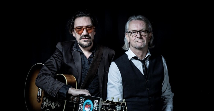 Robert Eichenauer und Christian Stani mit Gitarren, Porträt zum literarisch-musikalischen Abend Die Nacht der Außenseiter in der Thalia Wien.