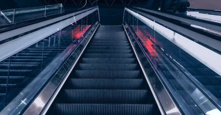 Rolltreppe/ In Dresden wurde eine Frau in einer Rolltreppe eingeklemmt