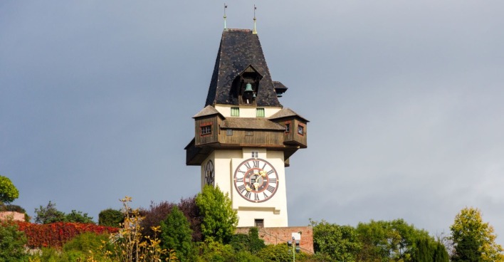 Panoramaansicht des Grazer Uhrturms am Schloßberg