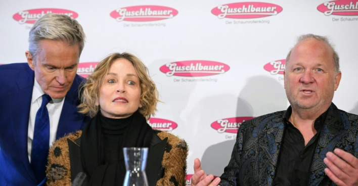 Alfons Haider, US-Schauspielerin Sharon Stone, Karl Guschlbauer bei der Opernball Pressekonferenz/ Sharon Stone hat Guschelbauers Schaumrolle nicht probiert