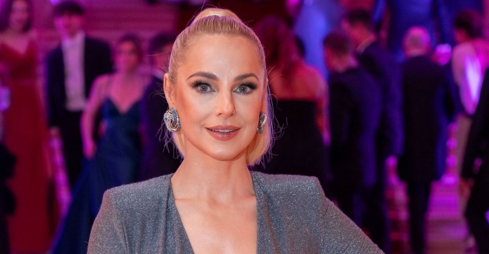 Silvia Schneider in einem silbernen Kleid/ Schneider ist in einer Beziehung mit Jamie Harrison