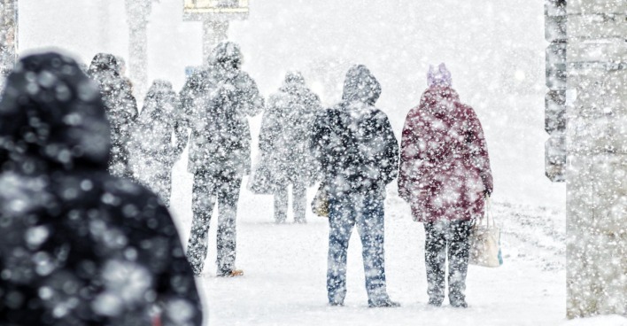 Menschen im Schnee/ Stromausfall Steiermark: Schnee sorgt für Chaos.