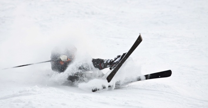 Ski-Fahrer stürzt bei Ski-Unfall und liegt im Schnee/ Ski-Unfall am Stuhleck