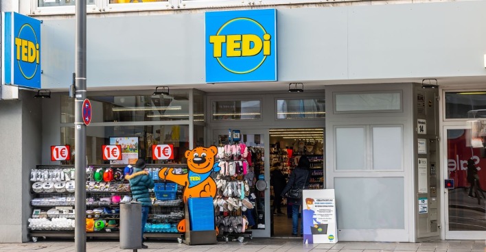 Eingang einer TEDi-Filiale mit typischem blauen Logo und Warenauslage, Symbolbild zum Produktrückruf eines Kinder-Teesets.