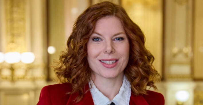 Teresa Vogl mit rotem Blazer /Teresa Vogl überrascht mit Opernballkleid