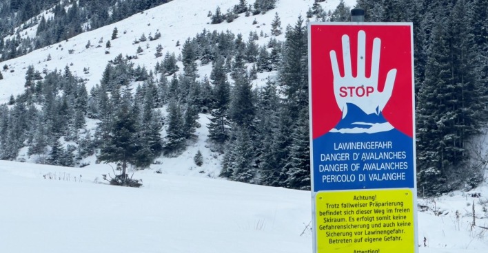 Lawinenwarnschild in den Bergen