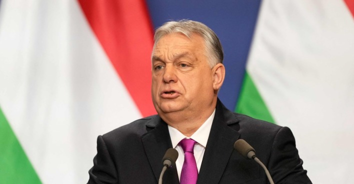 Viktor Orbán spricht vor ungarischer Flagge bei einer Pressekonferenz, in der er die Blockade des EU-Hilfspakets für die Ukraine mit dem Stopp der Druschba-Pipeline begründet.