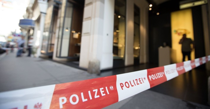 Absperrband der Polizei vor einem Geschäft
