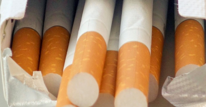 Nahaufnahme geöffneter Zigarettenpackung – Symbol für die vorübergehende Preissenkung bei Camel im März 2026 trotz allgemeiner Erhöhung beim Zigarettenpreis.