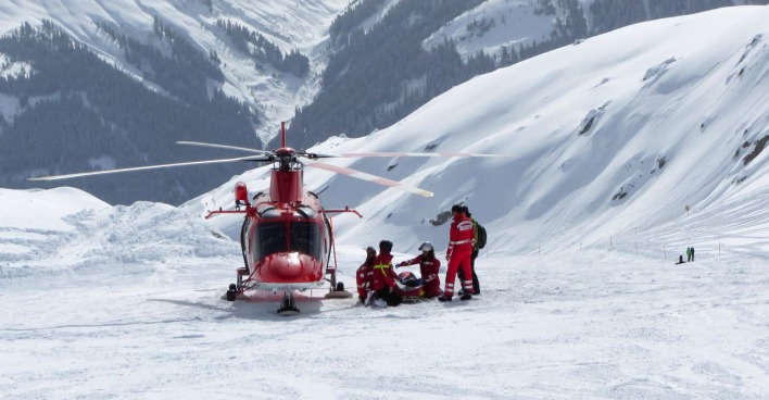Rettungshubschrauber auf der Piste im Einsatz.