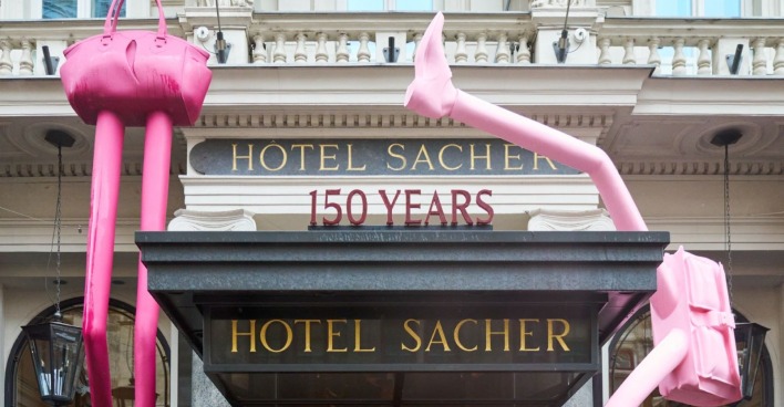 Zwei moderne Bein-Skulpturen vor dem Hotel Sacher