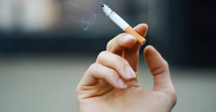 Zigarette in weiblicher Hand | Credit: iStock.com/fuzznails