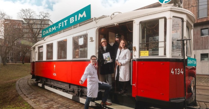 Bim plus Ärzte und Ärztinnen, in einer offenen Tür stehend