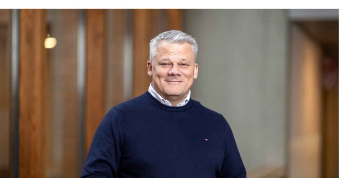 Ein Mann lächelt