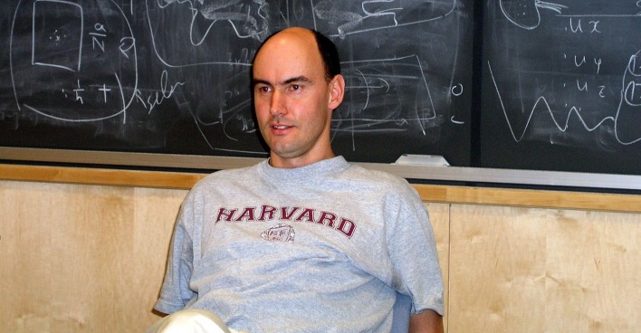 Martin Nowak, österreichischer Harvard-Mathematiker, vor einer Tafel mit mathematischen Formeln im Zusammenhang mit seinem Rücktritt aus der ÖAW nach Epstein-Verbindungen